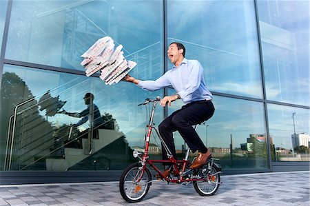 Man with pizza boxes on bike Foto de stock - Con derechos protegidos, Código: 853-06441611