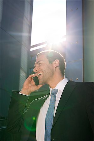 f1online - Heureux homme d'affaires sur téléphone cellulaire à l'extérieur Photographie de stock - Rights-Managed, Code: 853-06441620