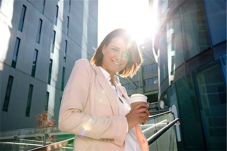 Lächelnd geschäftsfrau mit Kaffee im freien gehen Stockbilder - Lizenzpflichtiges, Bildnummer: 853-06441645