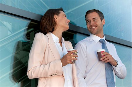 Businessman and businesswoman with coffee to go talking Foto de stock - Con derechos protegidos, Código: 853-06441657