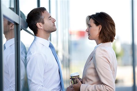 Homme d'affaires et femme d'affaires avec café pour aller à l'extérieur Photographie de stock - Rights-Managed, Code: 853-06441669