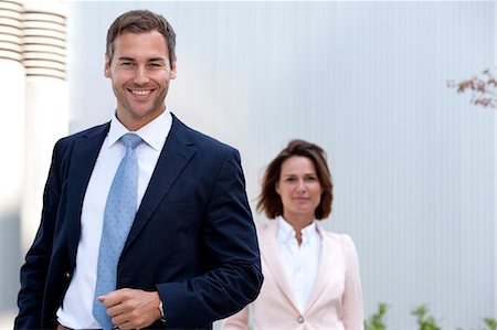 Smiling businessman and businesswoman outdoors Foto de stock - Con derechos protegidos, Código: 853-06441689