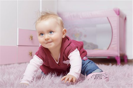 Female baby crawling on rug Foto de stock - Con derechos protegidos, Código: 853-06441913