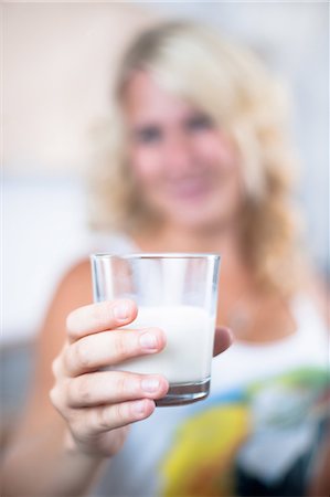 simsearch:853-05523508,k - Jeune femme avec un verre de lait Photographie de stock - Rights-Managed, Code: 853-06442034