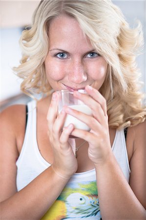 simsearch:853-05523508,k - Jeune femme avec un verre de lait Photographie de stock - Rights-Managed, Code: 853-06442033