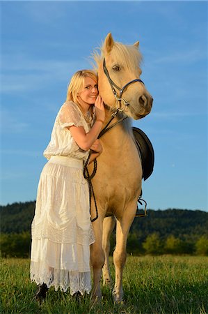 simsearch:853-07241780,k - Lächelnde Frau in weißen Kleid mit Pferd auf der Wiese Stockbilder - Lizenzpflichtiges, Bildnummer: 853-06442117