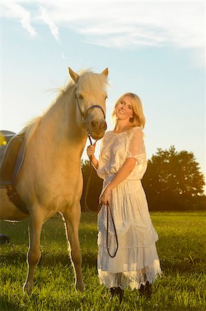 simsearch:853-07241787,k - Lächelnde Frau in weißen Kleid mit Pferd auf der Wiese Stockbilder - Lizenzpflichtiges, Bildnummer: 853-06442131