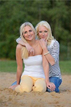 Two happy young blond women on sandy beach Foto de stock - Con derechos protegidos, Código: 853-06442229