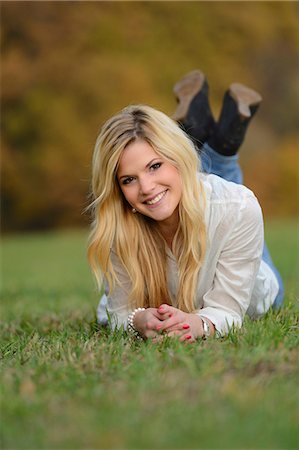 f1online - Blonde junge Frau im herbstlichen Wiese liegend lächelnd Stockbilder - Lizenzpflichtiges, Bildnummer: 853-06442248