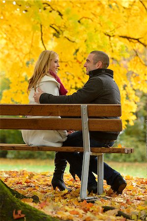 simsearch:841-05795614,k - Couple isitting on park bench n autumnal landscape Stock Photo - Rights-Managed, Code: 853-06442254