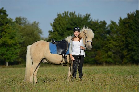 sattel - Teenage girl with horse Stockbilder - Lizenzpflichtiges, Bildnummer: 853-06623260