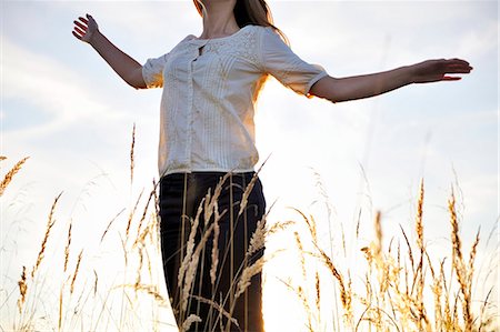 simsearch:853-07026722,k - Young woman on a meadow, Bavaria, Germany, Europe, mid section Foto de stock - Con derechos protegidos, Código: 853-06623263