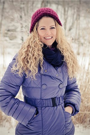 Blond woman wearing winther clothes outdoors Photographie de stock - Rights-Managed, Code: 853-06623278