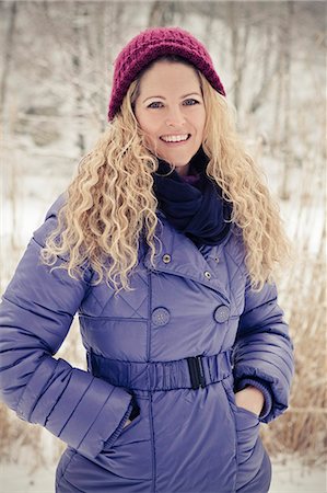 rizado - Blond woman wearing winther clothes outdoors Foto de stock - Con derechos protegidos, Código: 853-06623278