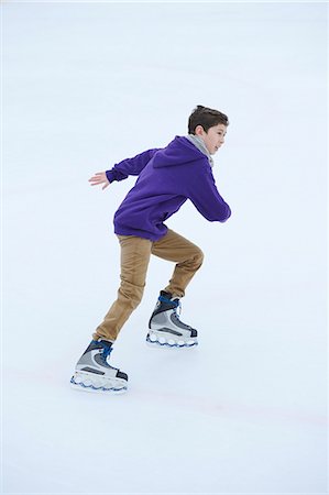 pattino da ghiaccio - Boy ice-skating on a frozen lake Fotografie stock - Rights-Managed, Codice: 853-06893159