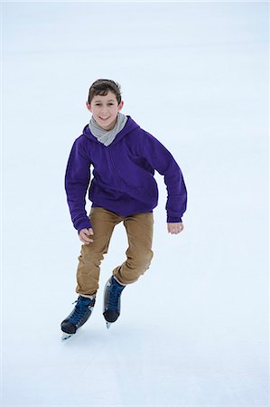pattino da ghiaccio - Boy ice-skating on a frozen lake Fotografie stock - Rights-Managed, Codice: 853-06893164