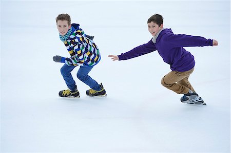 patinador - Two boys ice-skating on a frozen lake Foto de stock - Con derechos protegidos, Código: 853-06893166