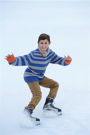 simsearch:853-03459045,k - Boy ice-skating on a frozen lake Photographie de stock - Rights-Managed, Code: 853-06893170