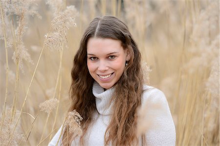 Smiling young woman outdoors, portrait Foto de stock - Con derechos protegidos, Código: 853-06893187