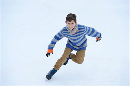 pattino da ghiaccio - Boy ice-skating on a frozen lake Fotografie stock - Rights-Managed, Codice: 853-06893180