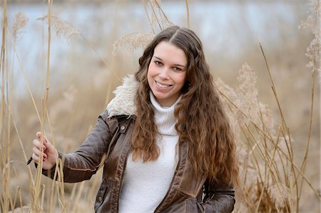 suéters - Smiling young woman outdoors, portrait Foto de stock - Con derechos protegidos, Código: 853-06893182