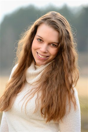 simsearch:853-07148654,k - Smiling young woman outdoors, portrait Fotografie stock - Rights-Managed, Codice: 853-06893193