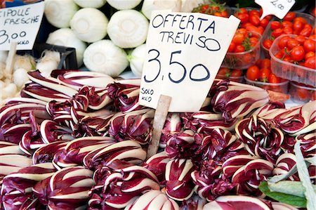 Radicchio on a vegetable market in San Polo, Venice, Italy Stockbilder - Lizenzpflichtiges, Bildnummer: 853-07026729