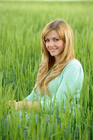 f1online - Blond young woman in a cornfield Stockbilder - Lizenzpflichtiges, Bildnummer: 853-07148574