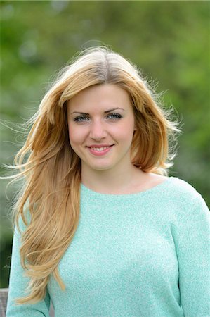 Smiling blond young woman outdoors, portrait Photographie de stock - Rights-Managed, Code: 853-07148571