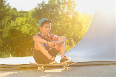 Boy with skateboard in a skatepark Foto de stock - Con derechos protegidos, Código: 853-07148604