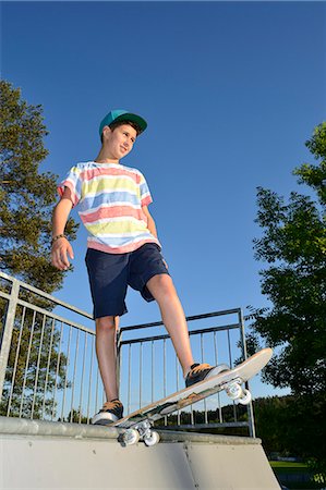 simsearch:853-05523796,k - Boy with skateboard in a skatepark Photographie de stock - Rights-Managed, Code: 853-07148600