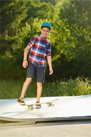 simsearch:853-07148599,k - Boy with skateboard in a skatepark Stockbilder - Lizenzpflichtiges, Bildnummer: 853-07148601