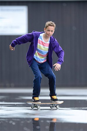 Boy with skateboard on a rainy day Foto de stock - Con derechos protegidos, Código: 853-07148611