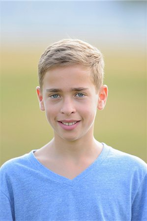 pubertad - Smiling teenage boy, portrait Foto de stock - Con derechos protegidos, Código: 853-07148654