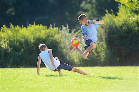 Two teenage boys playing football on a meadow, Upper Palatinate, Bavaria, Germany, Europe Foto de stock - Con derechos protegidos, Código: 853-07241767
