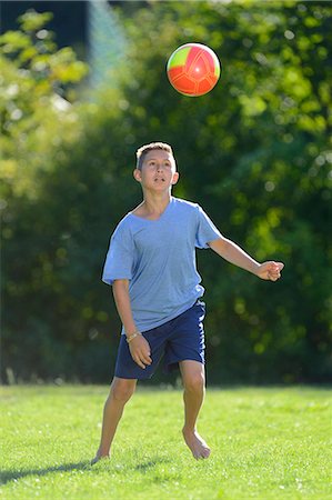 f1online - Teenage boy playing football on meadow, Upper Palatinate, Bavaria, Germany, Europe Photographie de stock - Rights-Managed, Code: 853-07241769