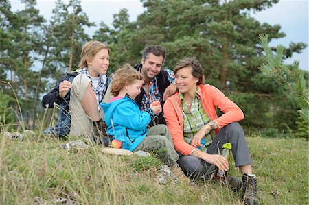 Family taking a rest from their hiking tour Foto de stock - Con derechos protegidos, Código: 853-07241834