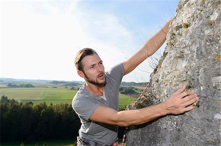 Man climbing a rock Stockbilder - Lizenzpflichtiges, Bildnummer: 853-07241881