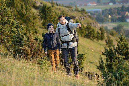 Father hiking with son Stockbilder - Lizenzpflichtiges, Bildnummer: 853-07241916
