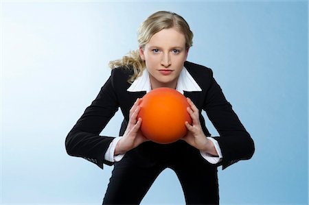 simsearch:853-02914275,k - Femme d'affaires tient ballon, vue de face Photographie de stock - Rights-Managed, Code: 853-02914140