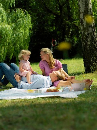 Famille ayant un pique-nique dans le parc Photographie de stock - Rights-Managed, Code: 853-02914297