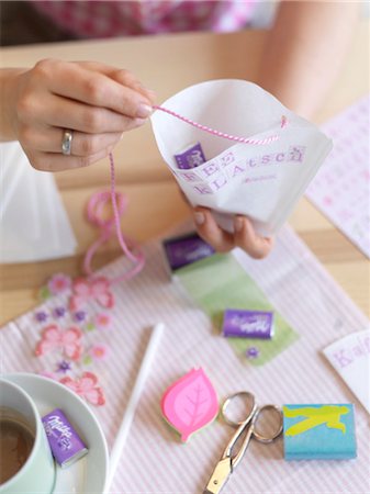 woman doing handicraft, close-up Foto de stock - Con derechos protegidos, Código: 853-02914311