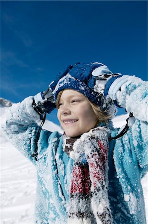 fluid forms - Child in snow Stock Photo - Rights-Managed, Code: 853-02914374