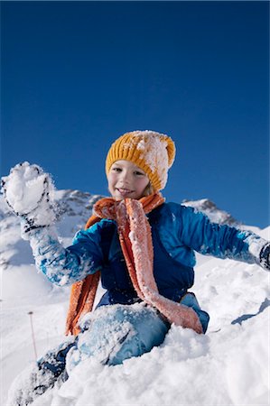 snow ball - child playing in snow Foto de stock - Con derechos protegidos, Código: 853-02914378