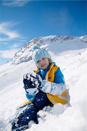 child playing in snow Foto de stock - Con derechos protegidos, Código: 853-02914396