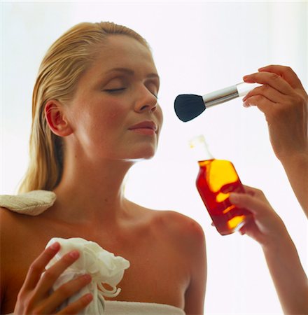face sponge - woman putting some massage oil on the face of another woman with a brush Stock Photo - Rights-Managed, Code: 853-02914454