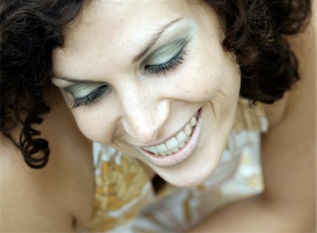 simsearch:853-02914493,k - brown haired woman laughing, portrait Foto de stock - Direito Controlado, Número: 853-02914492