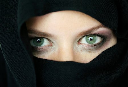 simsearch:853-02914493,k - woman wearing a black veil, portrait Foto de stock - Direito Controlado, Número: 853-02914670