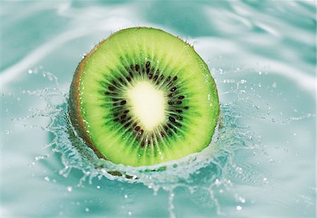 fluid forms - half of a kiwi, close-up Stock Photo - Rights-Managed, Code: 853-02914707