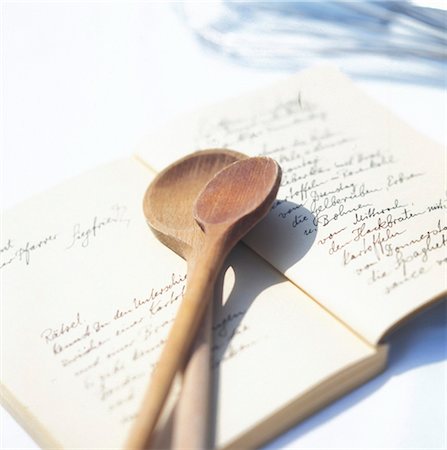 puntuación - spoons lying on a book, close-up Foto de stock - Con derechos protegidos, Código: 853-02914734